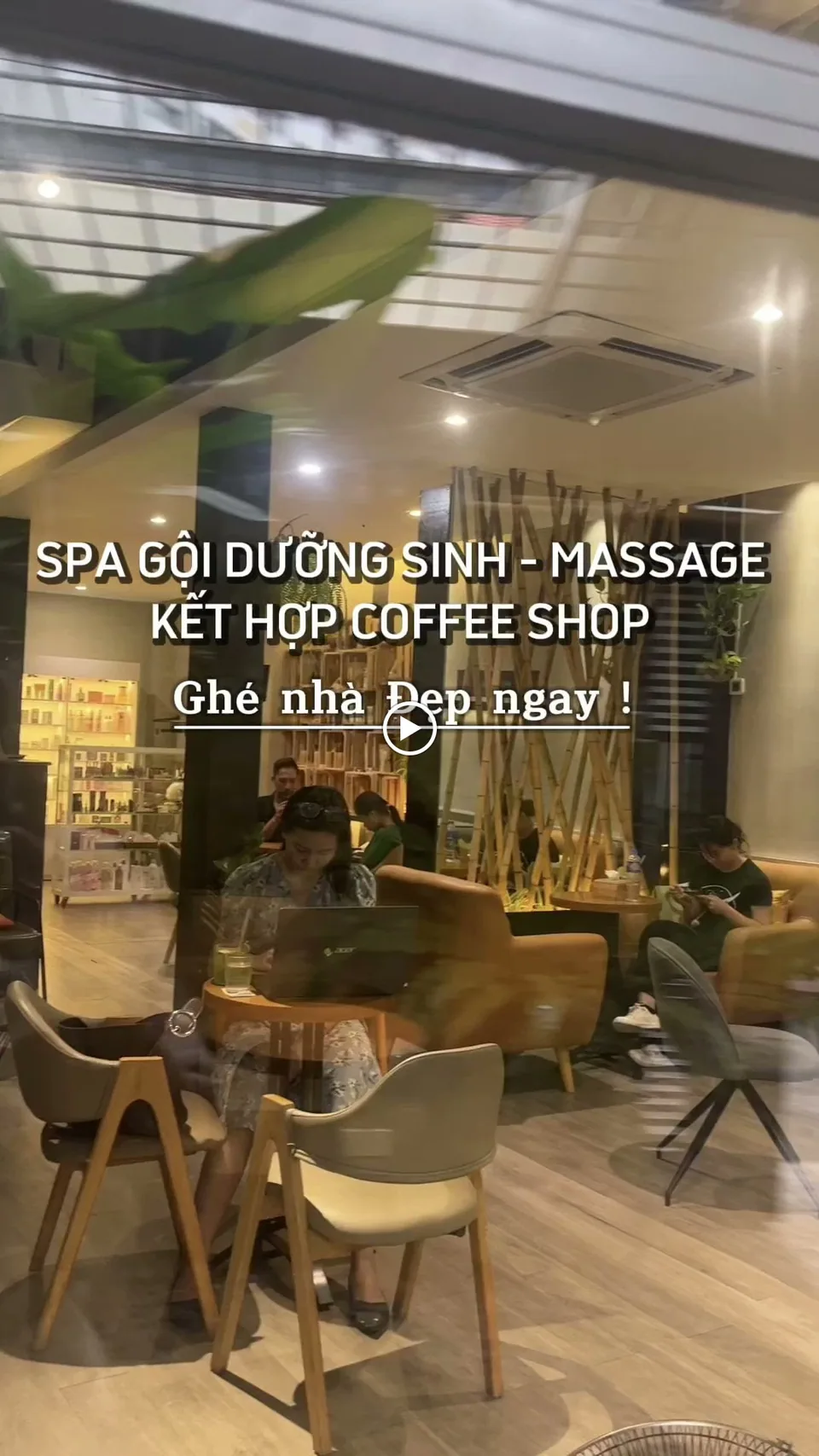 Không gian quán CÀ PHÊ ĐẸP buổi tối, vách ngăn tre xanh chia khu cà phê và khu spa, khách ngồi đọc sách bên ly nước.